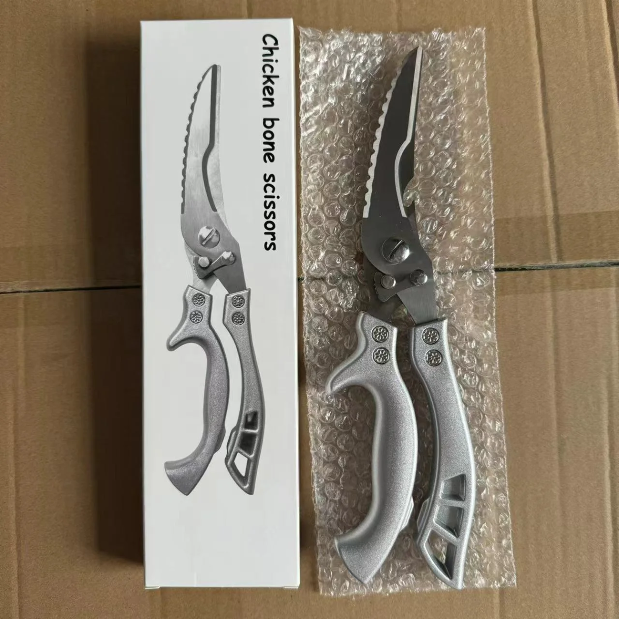 مقص مطبخ متعدد الوظائف – تصميم قوي وعملي 